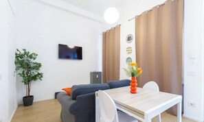 Dining - Vrbo Property (Milano)