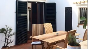 Outdoor dining - Country House Near Ciutadella with Private Pool, Shared Terrace, and Wi-Fi (Ciutadella)