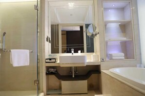 Baignoire et douche séparées, chaussons, serviettes fournies, savon