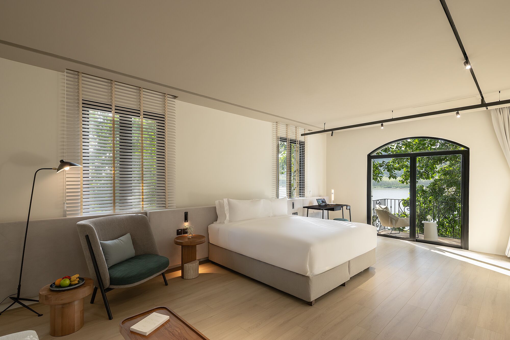 Lakeside Breeze Suite (24 Hours Use of Room)