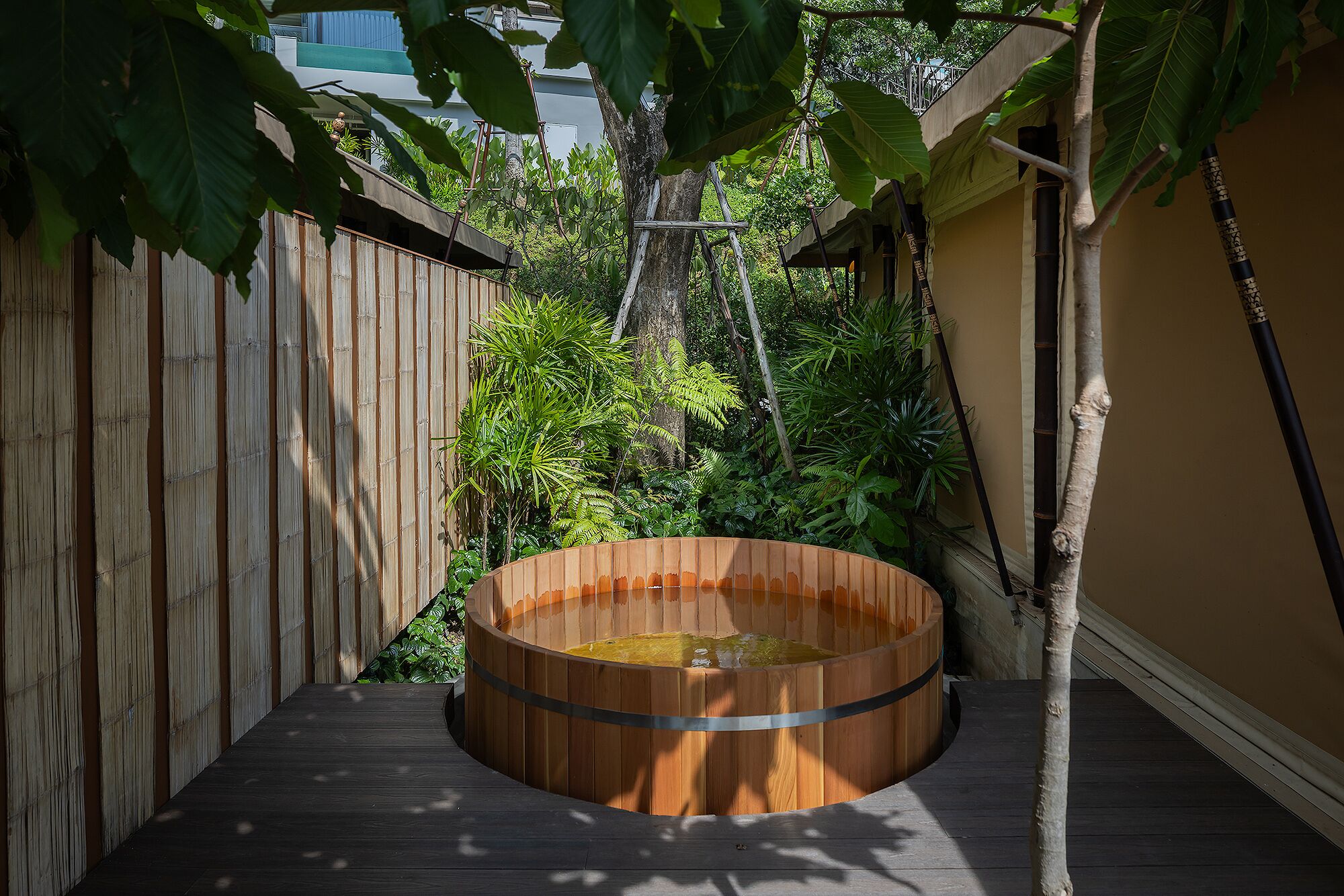 Lakefront Glamping Villa with Bathtub | Terraza o patio