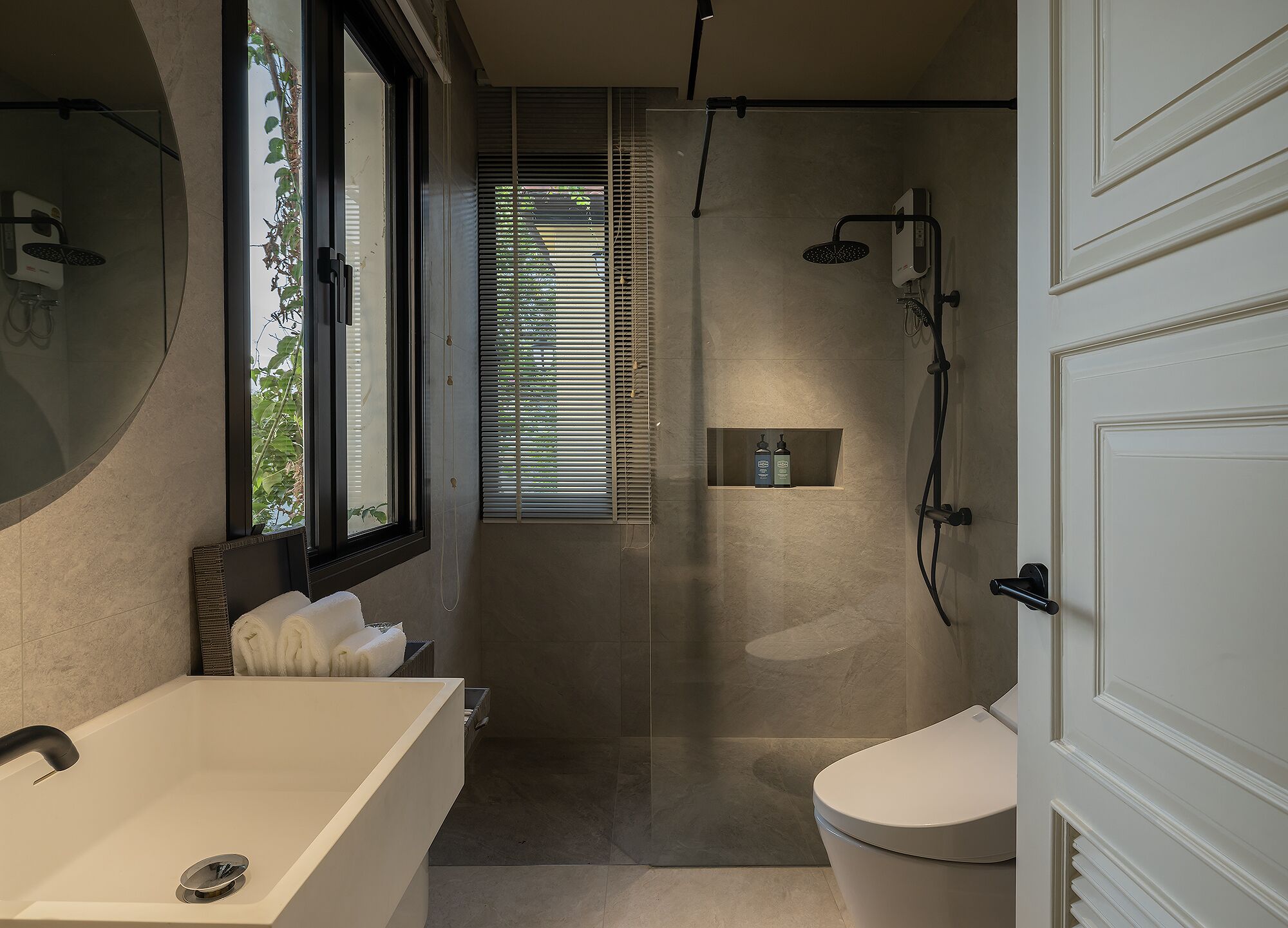 Ein modernes Badezimmer mit Badewanne, Toilette und Duschbereich.