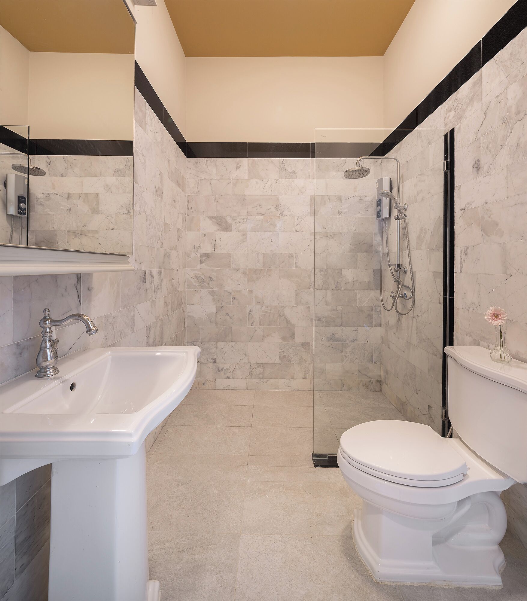 Un baño moderno con ducha, inodoro y lavamanos.