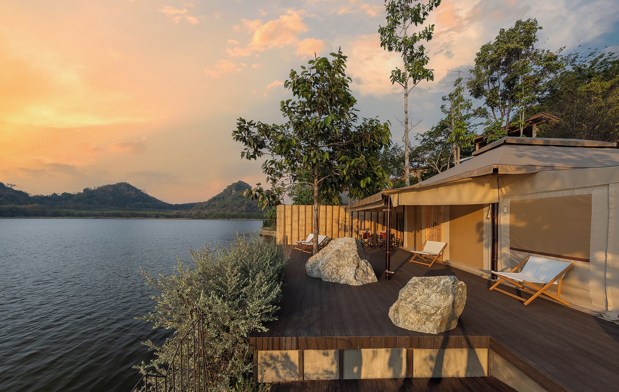 Lakefront Glamping Terrace Villa with Bathtub