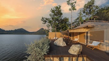 Lakefront Glamping Terrace Villa with Bathtub