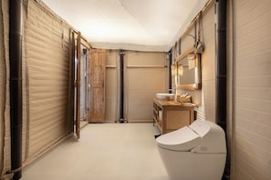 Sèche-cheveux, serviettes fournies, savon, shampoing