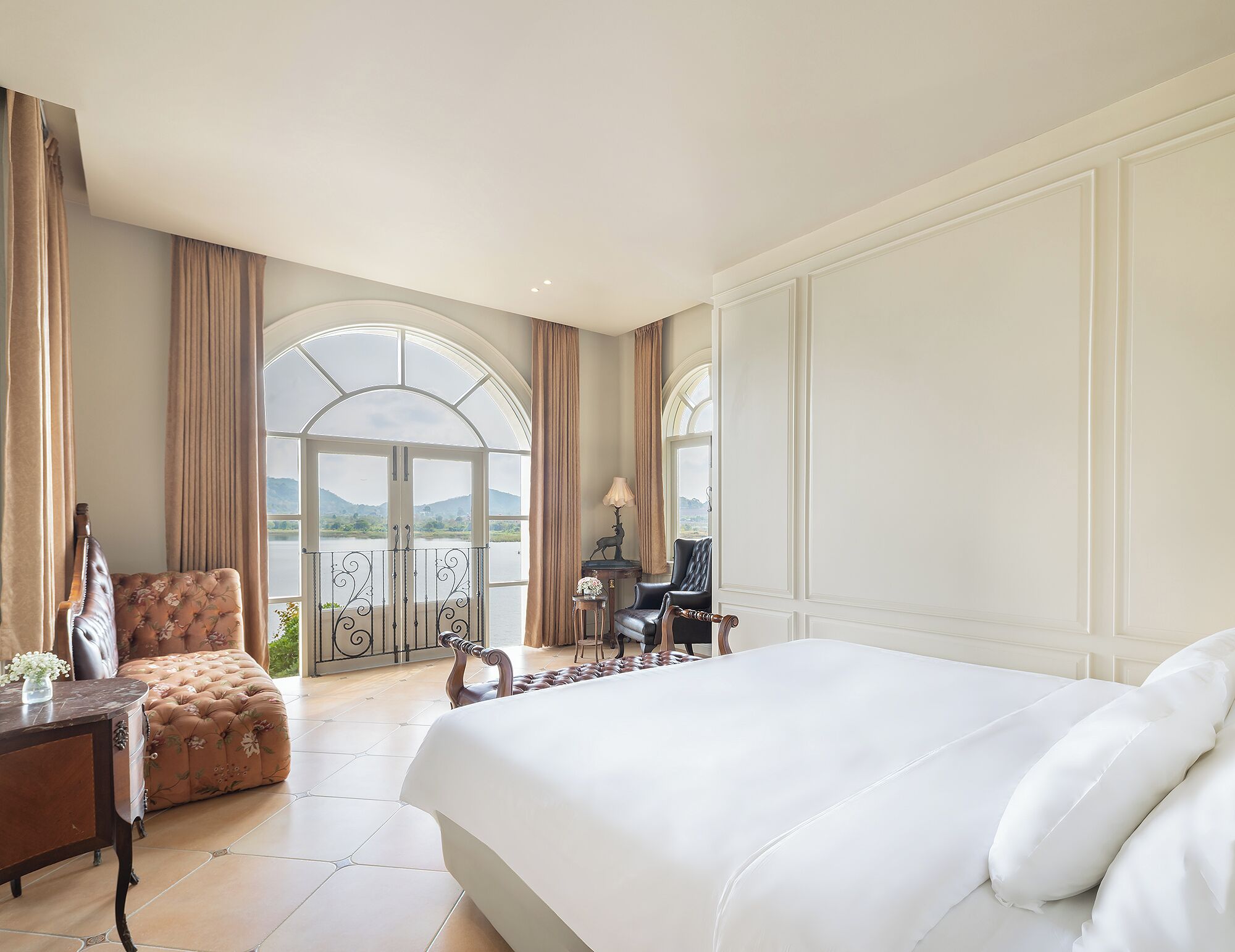 Free minibar items, free WiFi, bed sheets