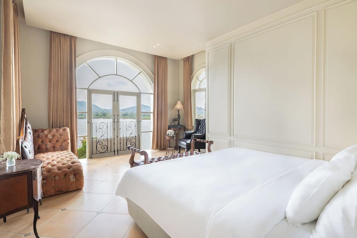 Timeless Duplex Lakeview Suite | Minibar (some free items), WiFi (free), bed sheets