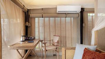 Minibar với thức ăn, đồ uống miễn phí