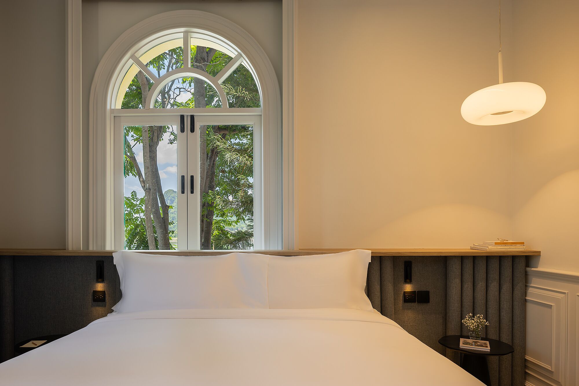 Lakeside Deluxe | Free minibar items, free WiFi, bed sheets