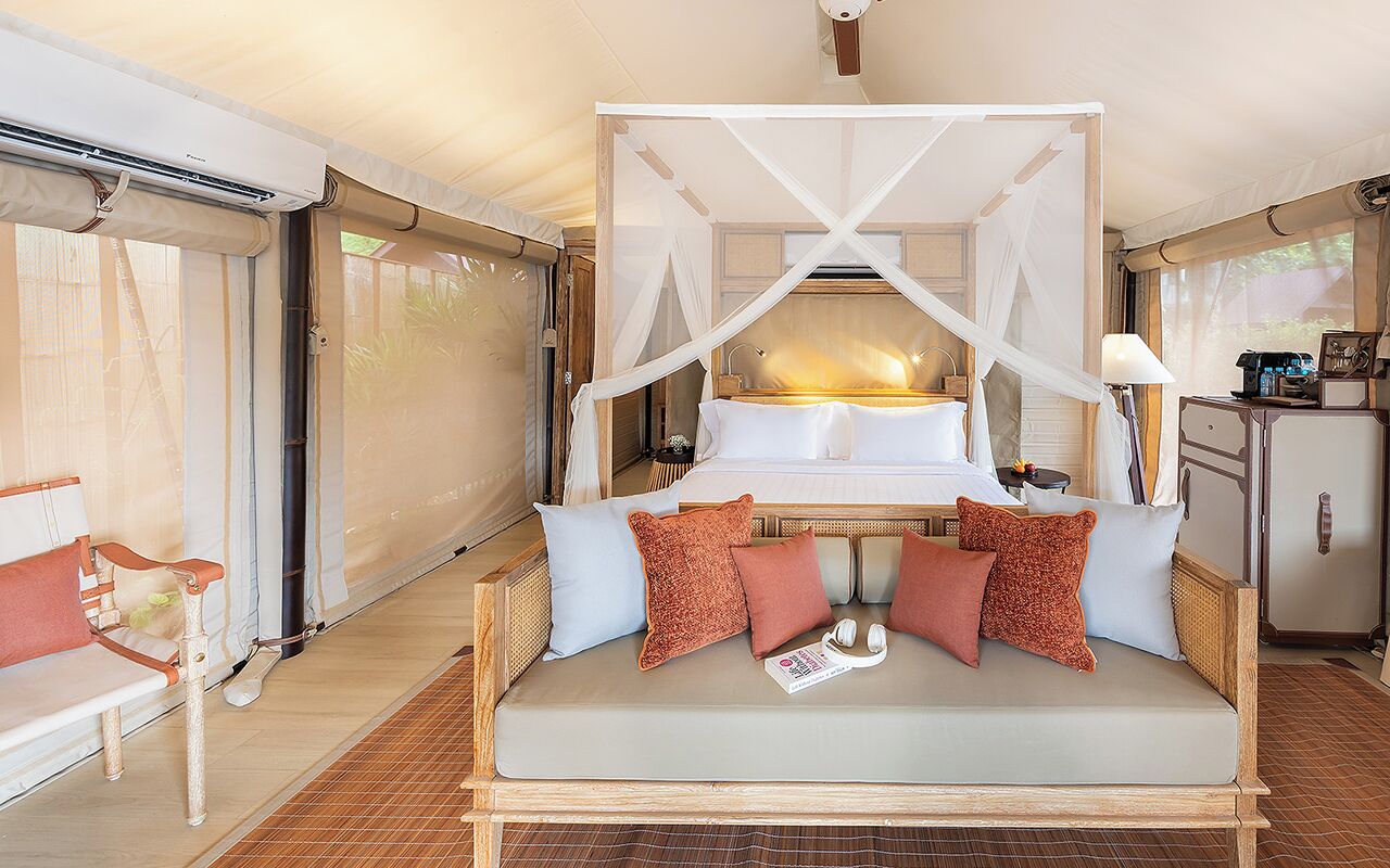 Free minibar items, free WiFi, bed sheets