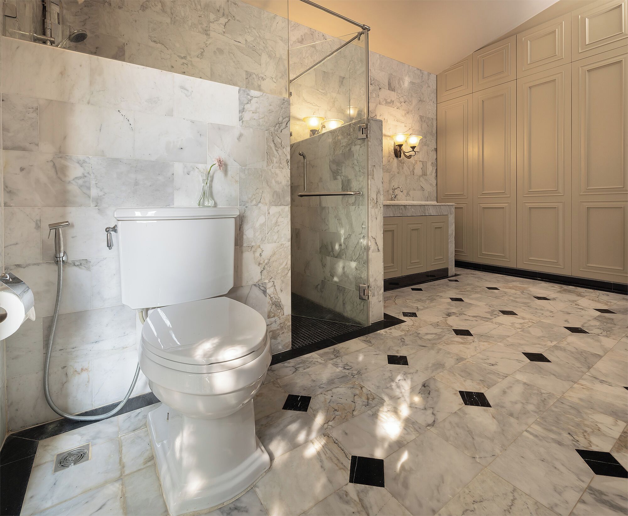 Timeless Duplex Lakeview Suite | Bathroom | Hair dryer, towels, soap, shampoo