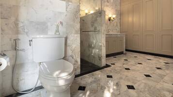 Timeless Duplex Lakeview Suite | Bathroom | Hair dryer, towels, soap, shampoo