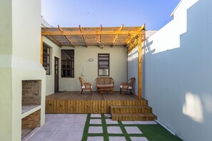 Economy House | Terrace/patio - Modern 3-Bed Home with a Braai by CTHA (Cape Town)