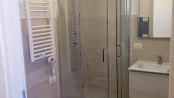Basic-Dreibettzimmer | Badezimmer