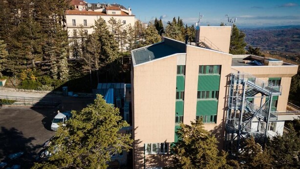 A modern building with a flat roof, a staircase, and a parking area. - VIVA CAMPUS (Ferrazzano)