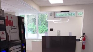 A reception area with a counter, a vending machine, and a fire extinguisher. - VIVA CAMPUS (Ferrazzano)