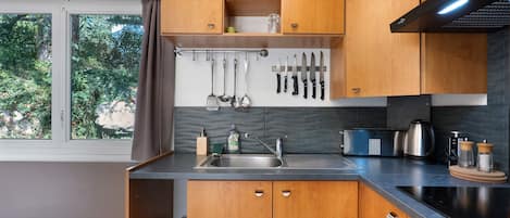Coffee/tea maker, fridge, microwave, oven