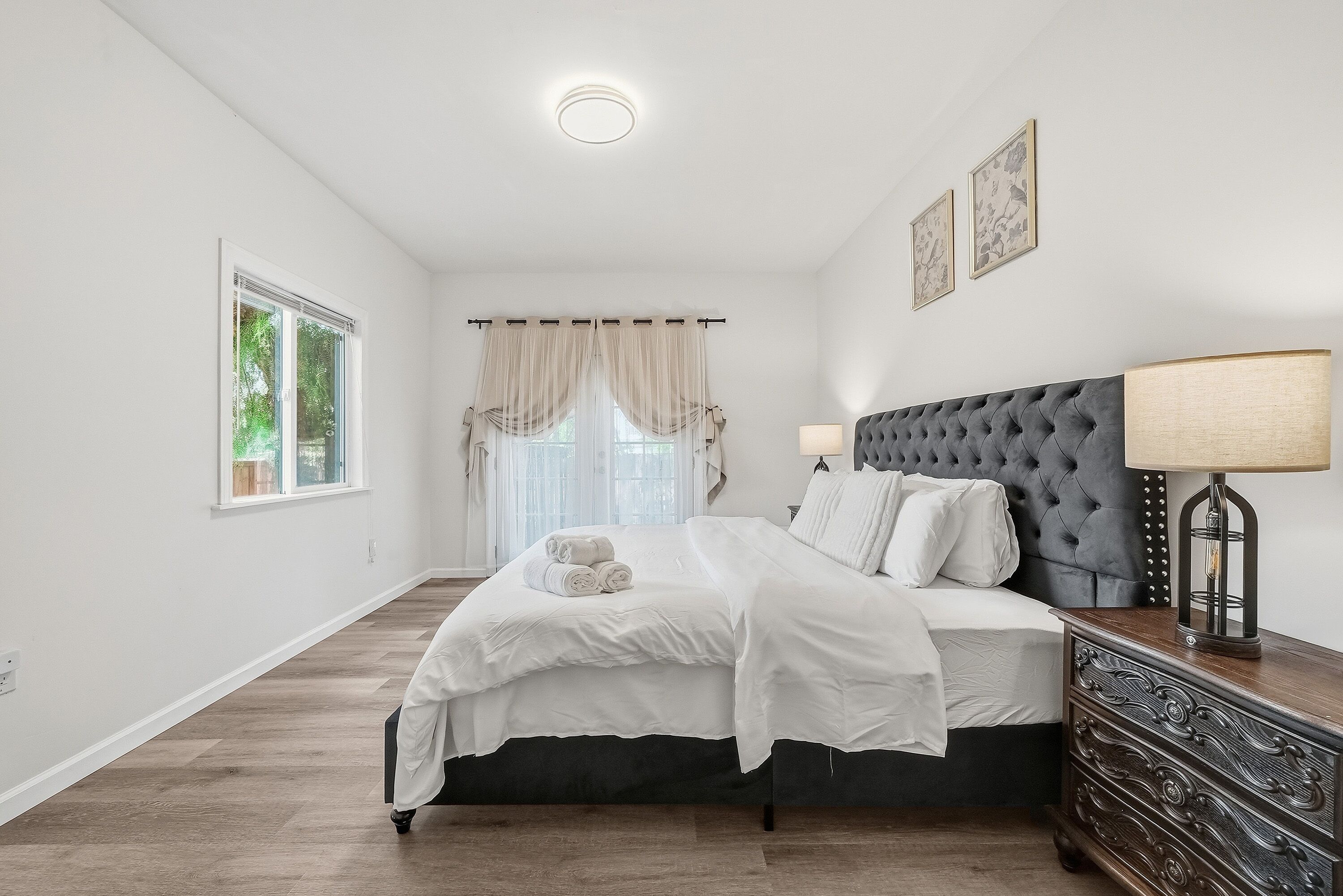 4 habitaciones, tabla de planchar con plancha, internet y ropa de cama 