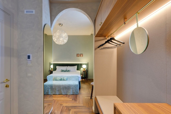 Superior-Doppel- oder -Zweibettzimmer, Blick auf den Weinberg | Zimmersafe, Schreibtisch, laptopgeeigneter Arbeitsplatz