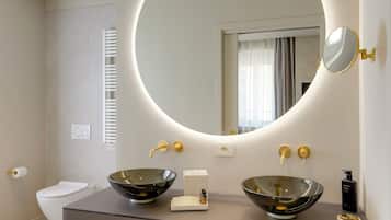 Suite junior, vista al viñedo | Baño | Regadera, amenidades de baño gratuitas, secadora de cabello, pantuflas