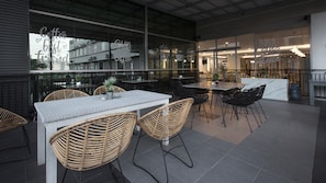 Outdoor dining - Grand Tryas Hotel (cirebon)