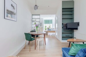 Dining - Charmingly Curated 1BD Flat in the Heart of Fulham (London)