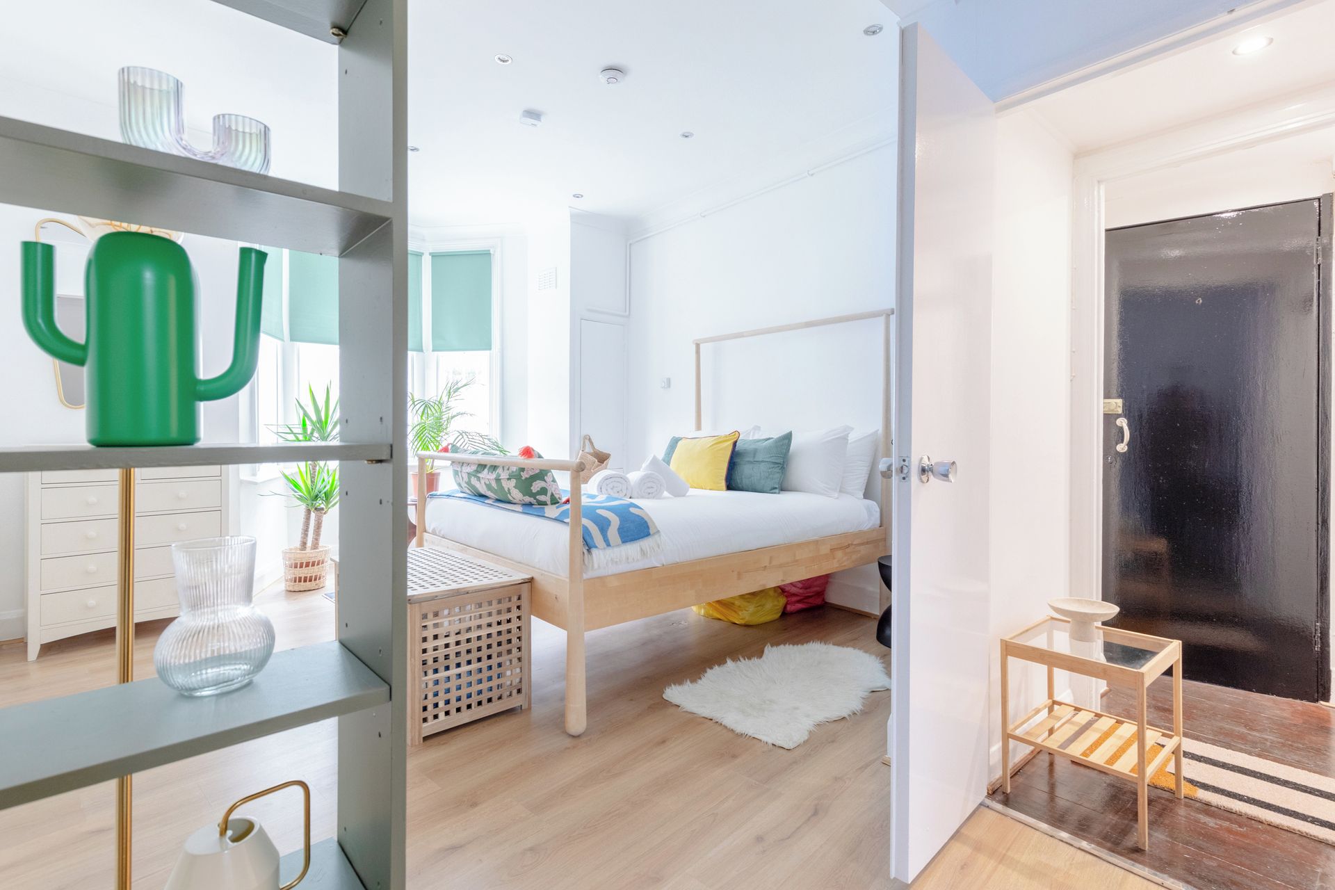 Une chambre à coucher moderne avec un lit, des tables de chevet et une fenêtre.