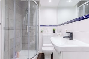 Shower, hair dryer, shampoo - Charmingly Curated 1BD Flat in the Heart of Fulham (London)