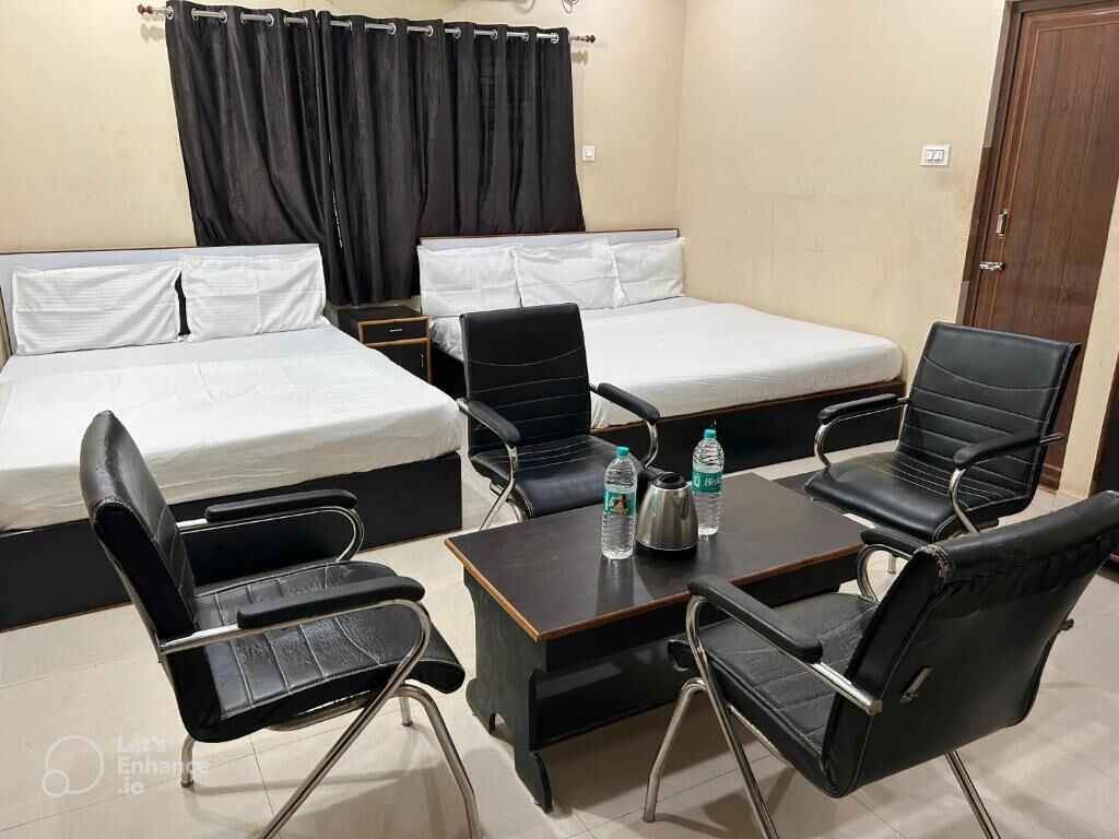 Family Room | Desk, laptop workspace, free WiFi