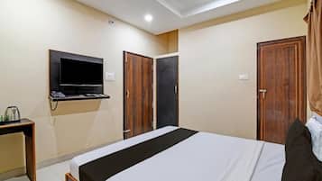 Deluxe Triple Room | Desk, laptop workspace, free WiFi