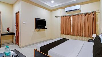 Deluxe Triple Room | Desk, laptop workspace, free WiFi