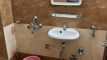 Economy Double Room | Bathroom | Shower, free toiletries, soap, shampoo