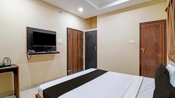Deluxe Triple Room | Desk, laptop workspace, free WiFi