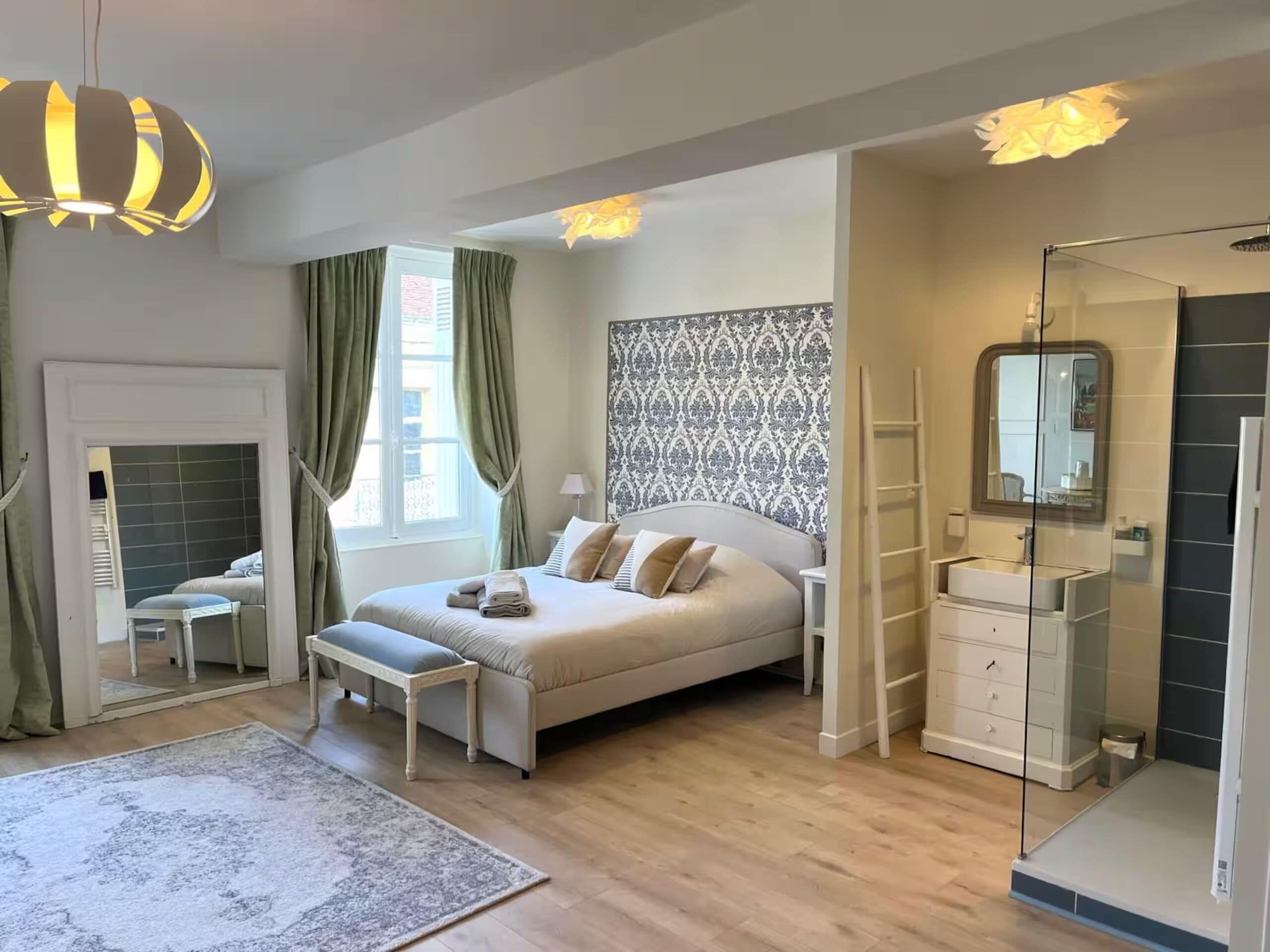 3 bedrooms, iron/ironing board, WiFi (free), bed sheets