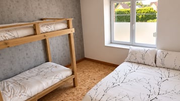 3 slaapkamers, een strijkplank/strijkijzer, wifi, beddengoed