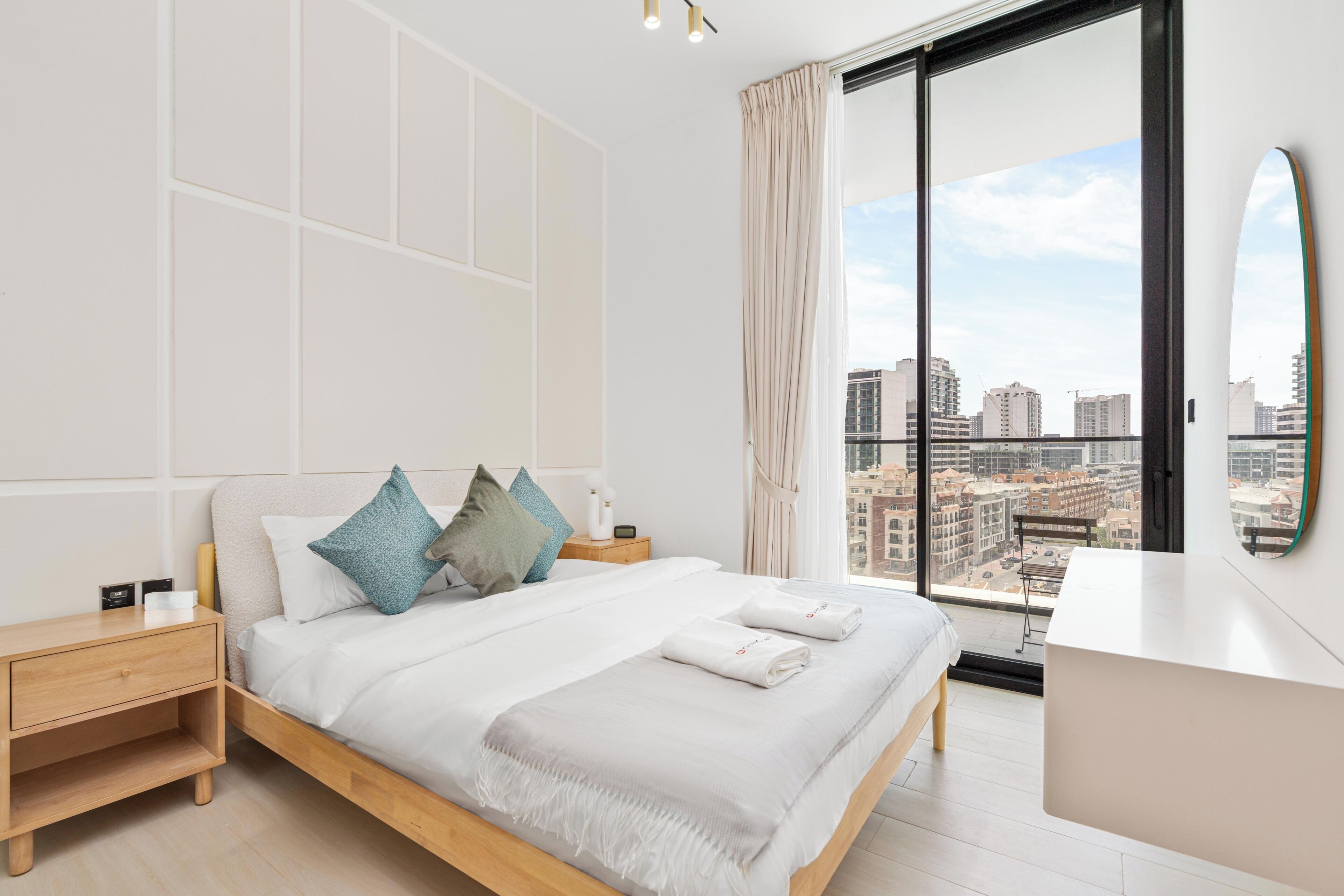 Exclusief appartement, privézwembad, uitzicht op zwembad | Lakens van Egyptisch katoen, luxe beddengoed, een bureau