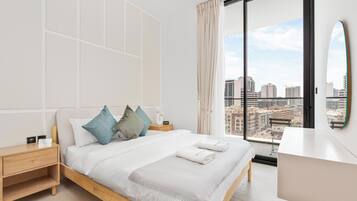 Exclusief appartement, privézwembad, uitzicht op zwembad | Lakens van Egyptisch katoen, luxe beddengoed, een bureau