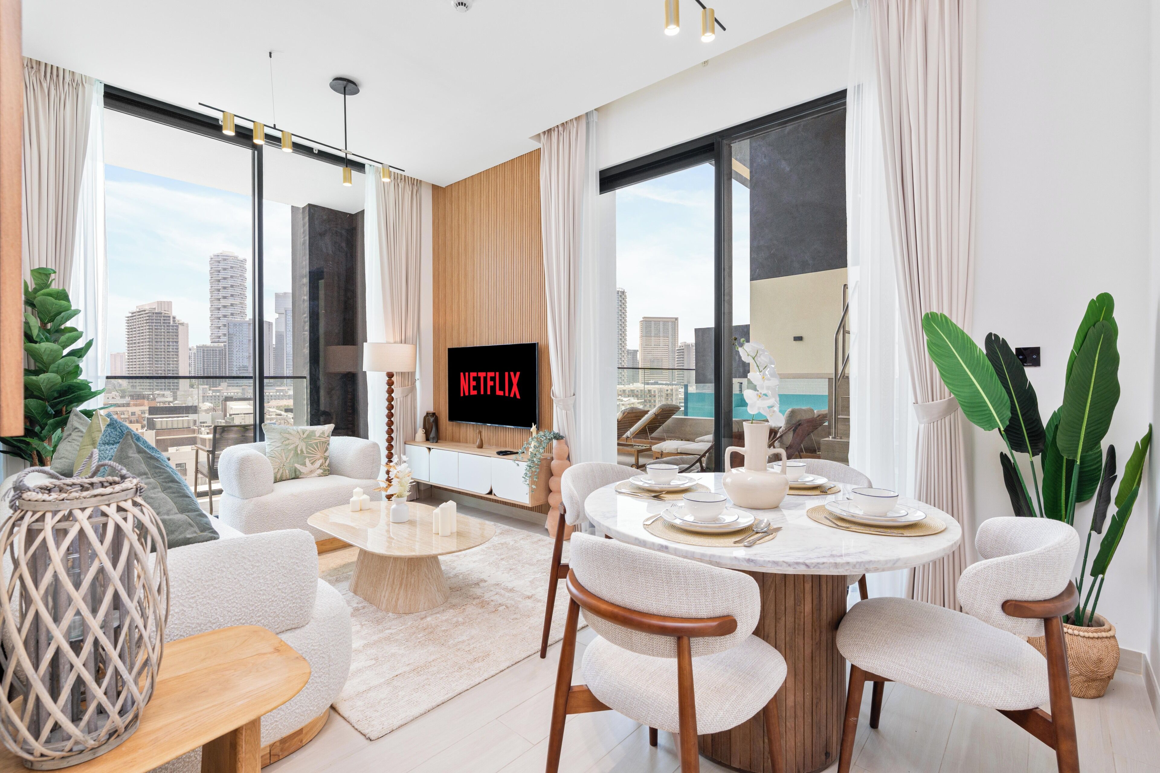 Exclusive-Apartment, eigener Pool, Poolblick | Speisen