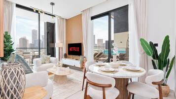 Exclusive-Apartment, eigener Pool, Poolblick | Speisen