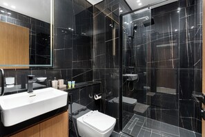 Exclusive Apartment, Private Pool, Pool View | Bathroom | Shower, free toiletries, towels, soap - Gala Guests - Binghatti Onyx Suites (Jumeirah Village Circle)