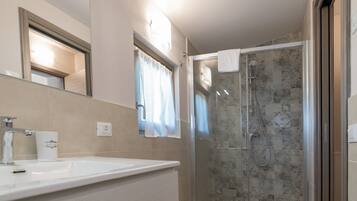 Shower, hair dryer, towels