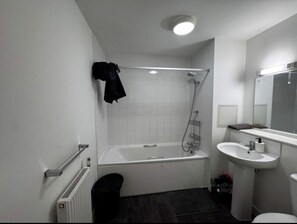 Hair dryer, towels, soap, toilet paper - Bright & Cosy 1Bed in Angel | Walk to Tube & Shops (London)
