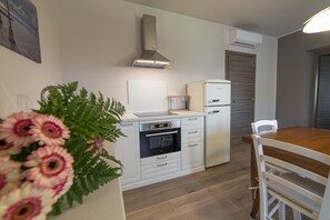 Wasserkocher mit Kaffee-/Teezubehör, Kühlschrank, Mikrowelle, Ofen