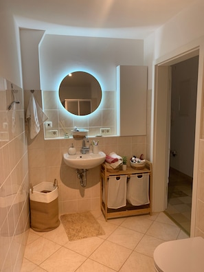 Dusche, Haartrockner, Handtücher