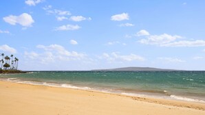 Una spiaggia con cieli sereni e acque calme.