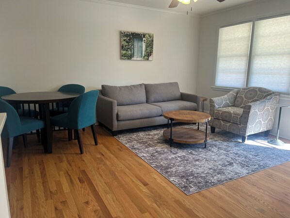 Living area - Cozy 2-bedroom duplex on James Island-Minutes from Downtown! (Charleston)