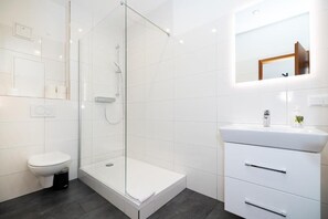 Standard-Apartment, 2 Queen-Betten, eigenes Bad | Badezimmer