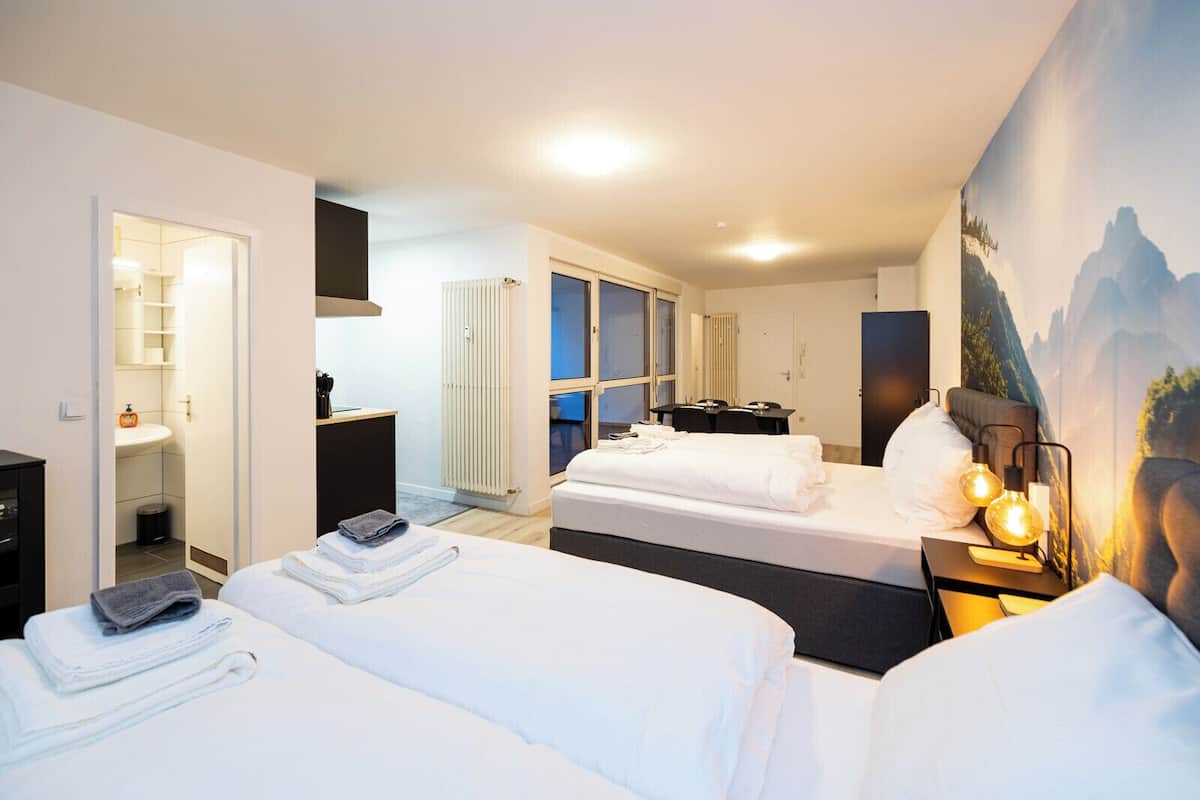 Classic Studio, 2 Queen Beds, Private Bathroom
