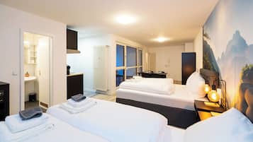 Classic Studio, 2 Queen Beds, Private Bathroom